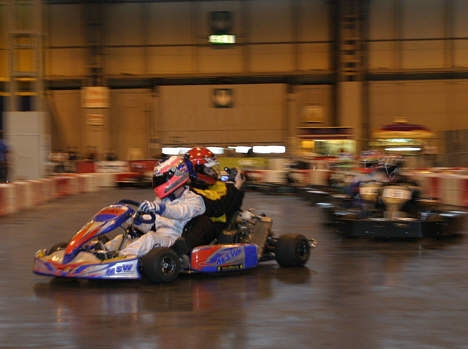 Den kombinerede pace Go Kart og TV-dolly foran feltet lige før starten.